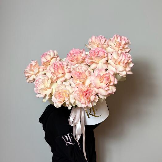 Композиция в коробке S из розовых роз