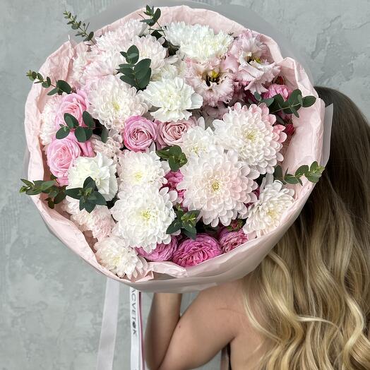 Airy bouquet with chrysanthemum and bush roses