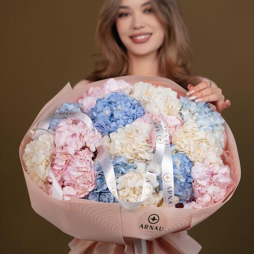 Воздушный букет из 15 гортензий