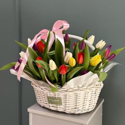 Тюльпаны в корзине