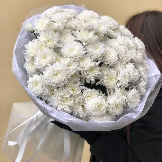 Большой букет белых ажурных хризантем