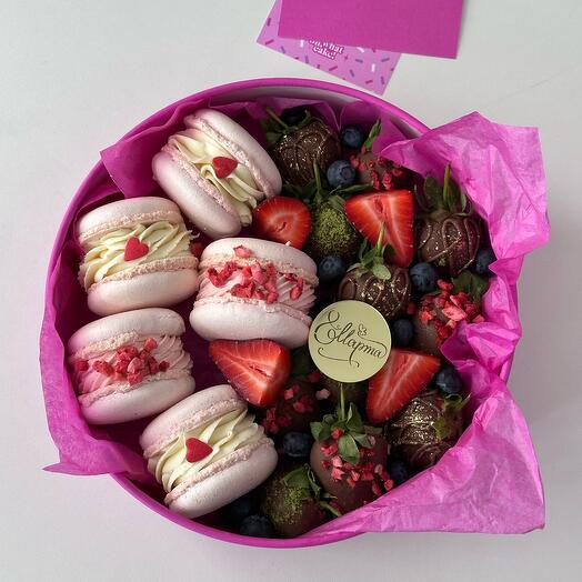 Набор макарон + клубника в шоколаде