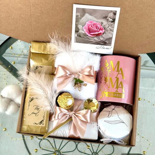 Подарок для Мамы «Самая лучшая МАМА в мире!» с розово-золотой кружкой, норковыми носочками, чаем и бельгийскими конфетами