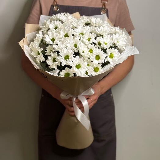Bouquet of chrysanthemums and white daisies
