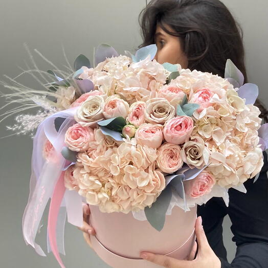 Коробка "Pink" с гортензией и кустовой розой