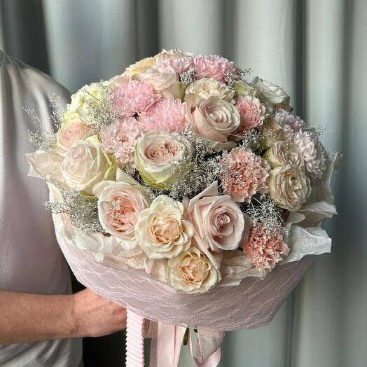 XXL букет с пионовидными розами в кружевной упаковке "Lace of roses"
