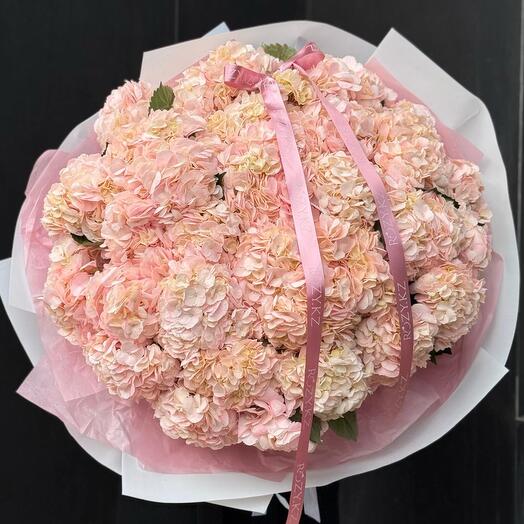 Моно букет из 35 розовых гортензий