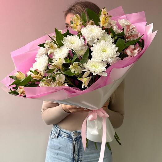 Букет с хризантемой и альстромерией