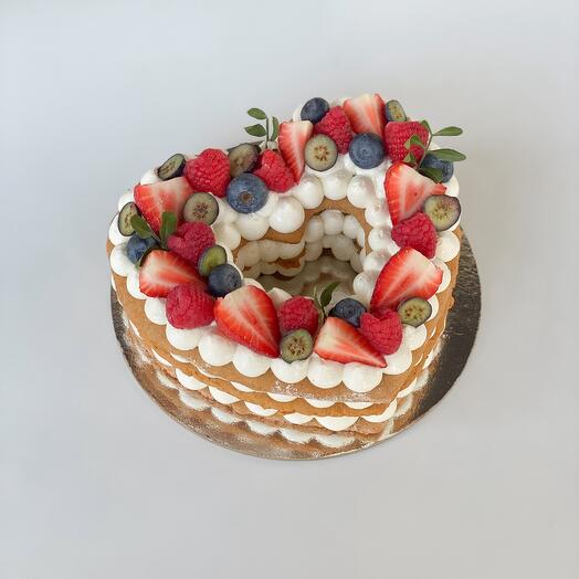 Торт медовый открытый с декором из малины, голубики, клубники, безе