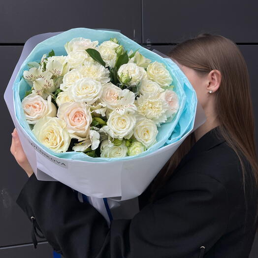 Нежный букет из кустовых роз и стойких альстромерий
