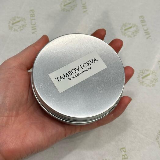 Свеча в металлической банке с фруктовым ароматом