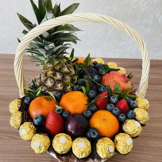 Корзина с фруктами, ягодой и Firrerro Rocher