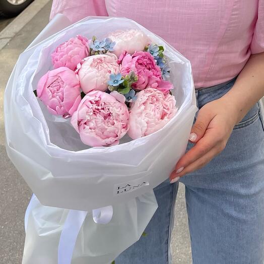 Пионы розовые 7 штук и незабудки