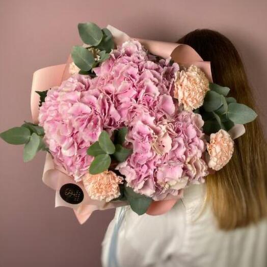 Розовые гортензии с диантусами. Букет 20 Scandi Flora