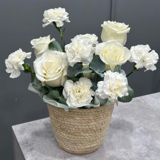 Корзина с розами, эвкалиптом и диантусами