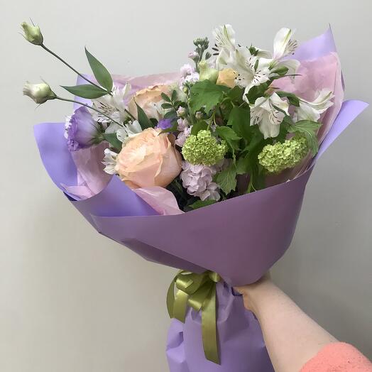 Нежный букет из пионовидных роз и эустомы