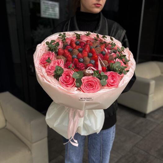 Букет с розами и клубникой pink💗