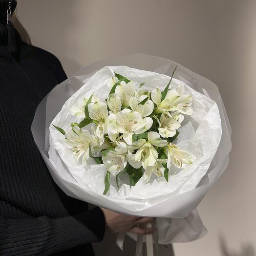 Букет из 5 белых альстромерий