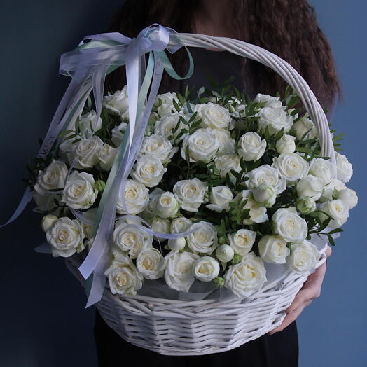 Корзина из белоснежных роз