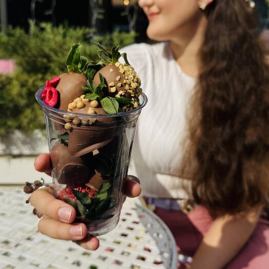 Клубника в шоколаде в стакане ( 7-10 шт)