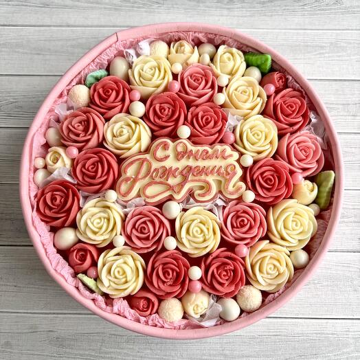 Розы и пионы в коробке на День рождения