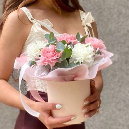 Коробка из Dianthus с эвкалиптом