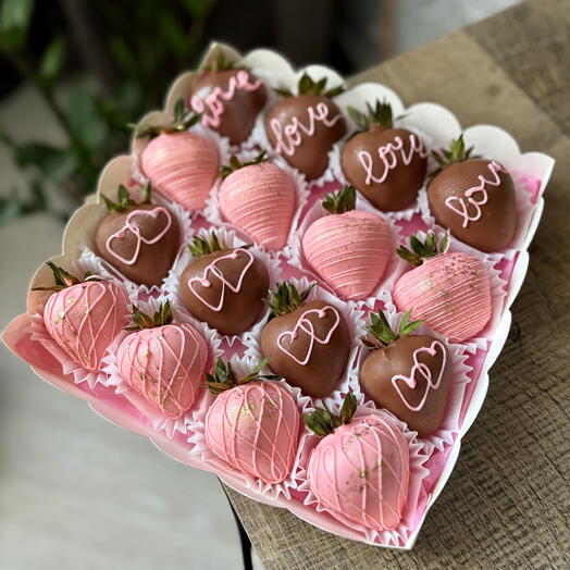 Набор клубники в шоколаде LOVE