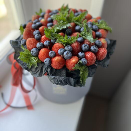 Шляпная с клубникой и голубикой