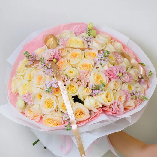 Моно букет из пионовидных роз и лизиантуса и Маттиола Candlelight