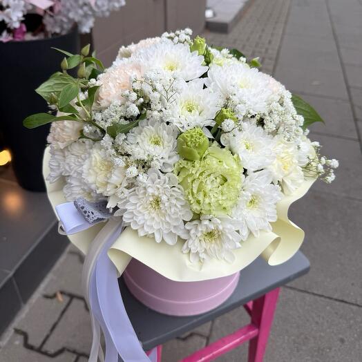 Цветы в коробке кремово-зеленых оттенков.