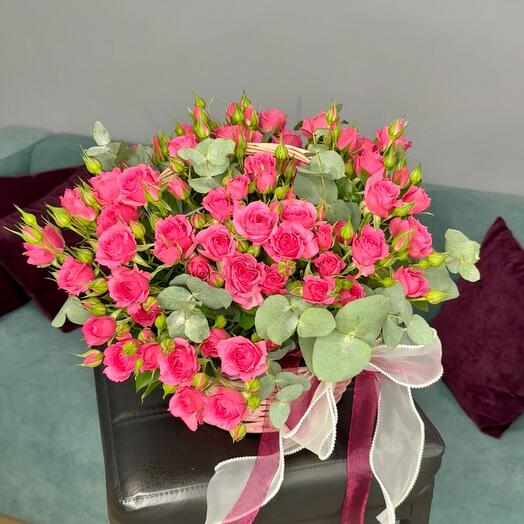 Корзина с розами и эвкалиптом 🌸
