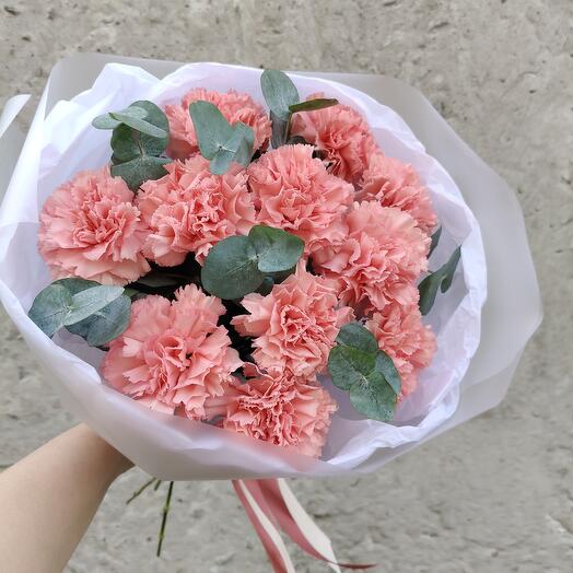 Букет из 11 розовых диантусов с эвкалиптом