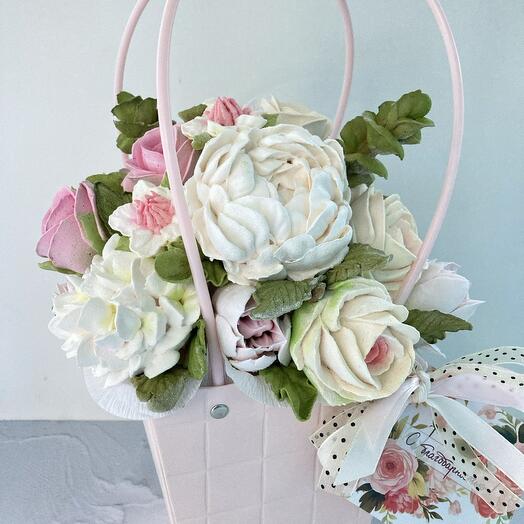 Нежный букет зефирных цветов в сумочке