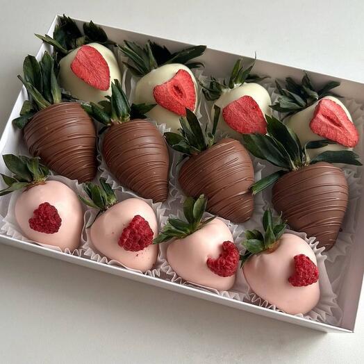 Клубника в шоколаде "с любовью"