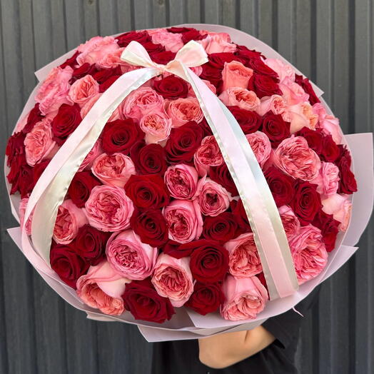 Яркий букет из 101 голландской розы