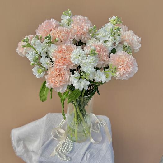 Интерьерная композиция из диантусов и матиолы – стойкая красота и нежность