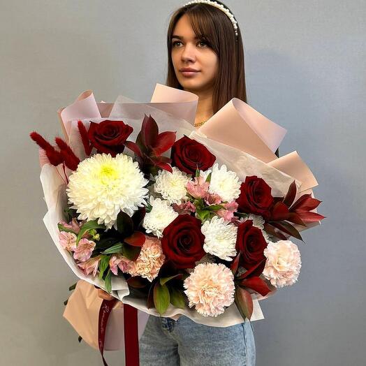 Букет с розами и хризантемой