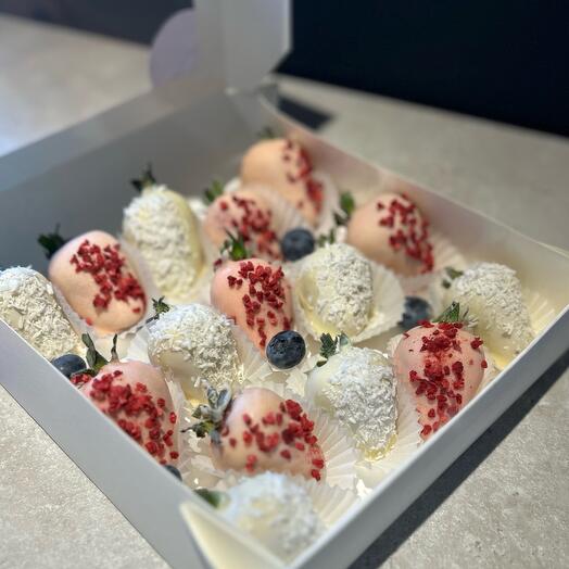 Клубника в белом и розовом 15шт