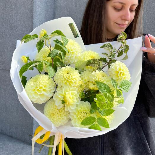 Моно букет в коробке: лимонный георгин 13 шт, малина