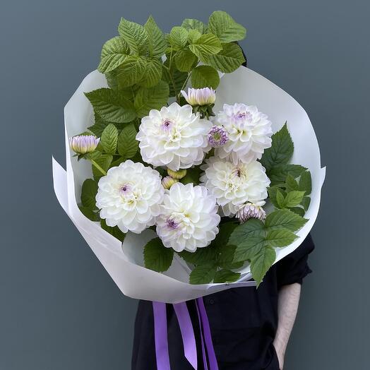 Букет из 5 георгинов с добавлением малины