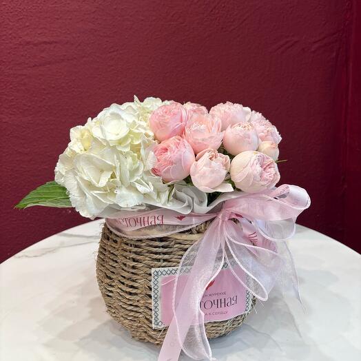 Нежная композиция в корзиночке