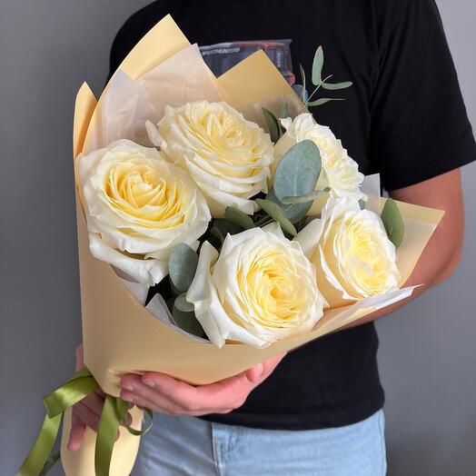 Букет из пионовидных кремовых роз Кэнди и эвкалипта «Элегия»