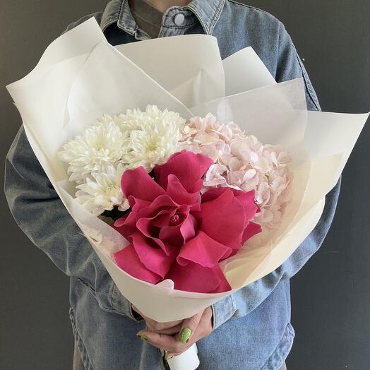 Букет с ароматной французской розой, гортензией и кустовой хризантемой