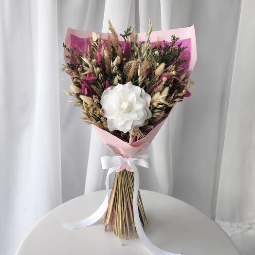 Букет из стабилизированной белой розы и сухоцветов