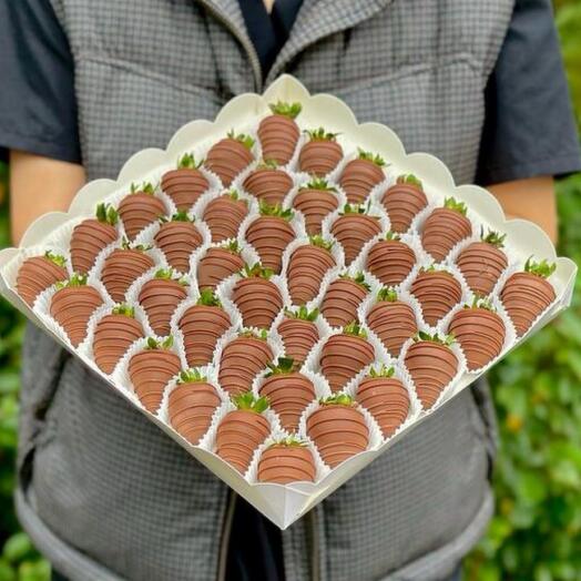 Клубника в шоколаде «Sweet Kiss Love Box