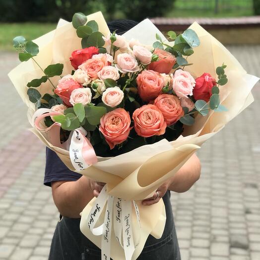 Букет «Персиковые оттенки» из пионовидных роз Кахала, кустовых роз и ароматного эвкалипта