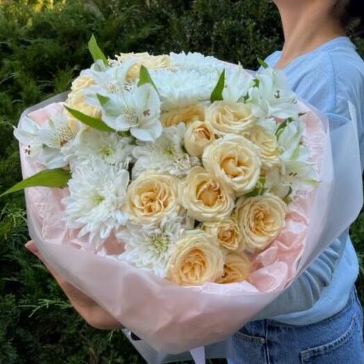 Букет из кустовых роз, альстромерии и хризантемы