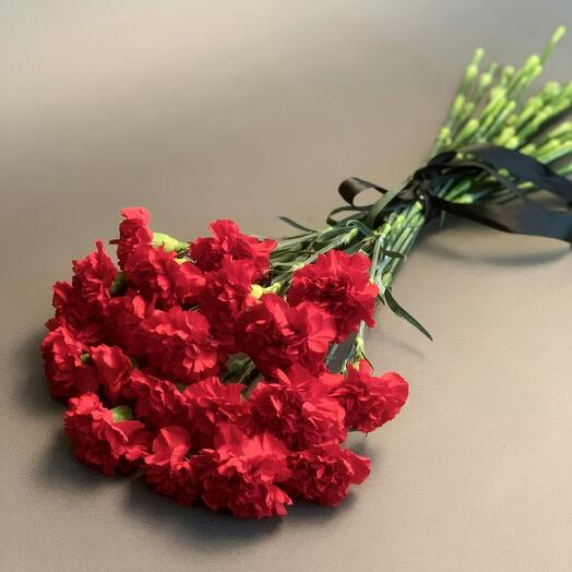 Траурный букет из красных гвоздик