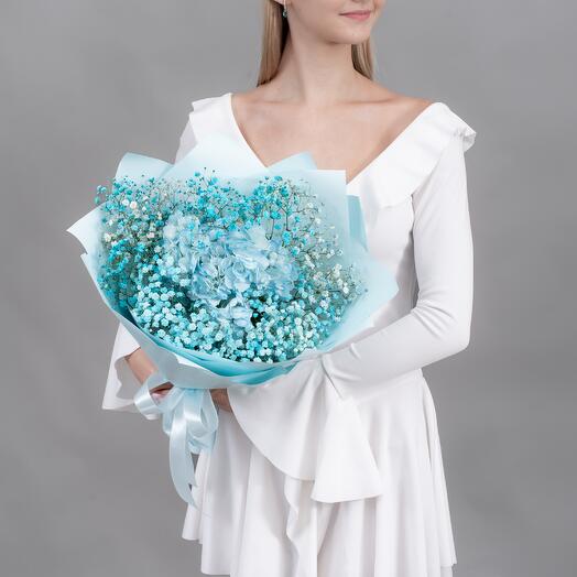 Букет из голубой гипсофилы и гортензии