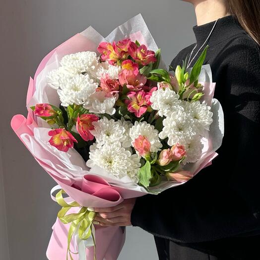 Авторский букет с хризантемой и альстромерией